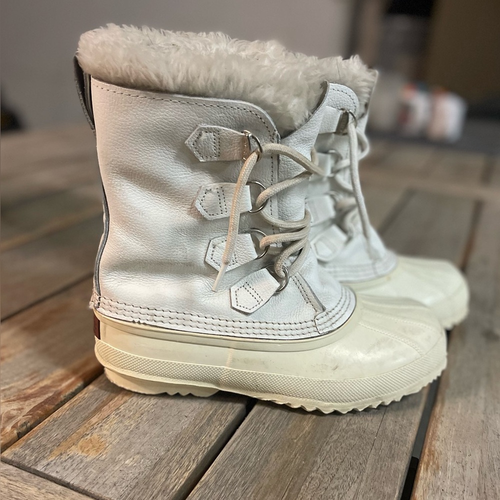 SOREL Women’s White Winter Boots size 8